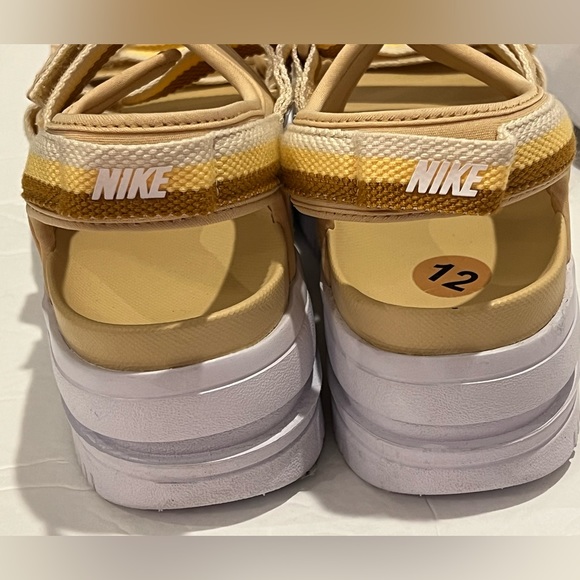 Nike Women’s Icon Classic Platform Sandals Sesame White Shoes Sz 12 Trendy Strap - Picture 3 of 9